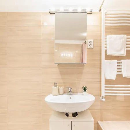 Apartman And Cute With 3 And Ac Budapest