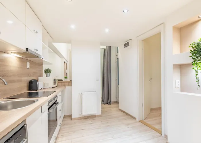 And Cute With 3 And Ac 부다페스트