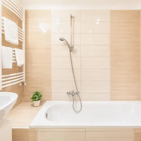 And Cute With 3 And Ac Apartament Budapeszt